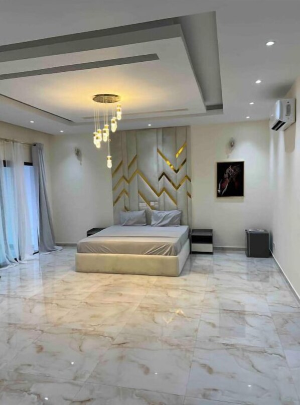 5 bedrooms, desk, iron/ironing board, free WiFi