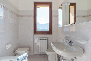 Family House, Multiple Bedrooms, 2 Bathrooms (Lenno Glamour) | Bathroom | Separate bathtub and shower, hair dryer, bidet, towels - Lenno Glamour (Tremezzina)