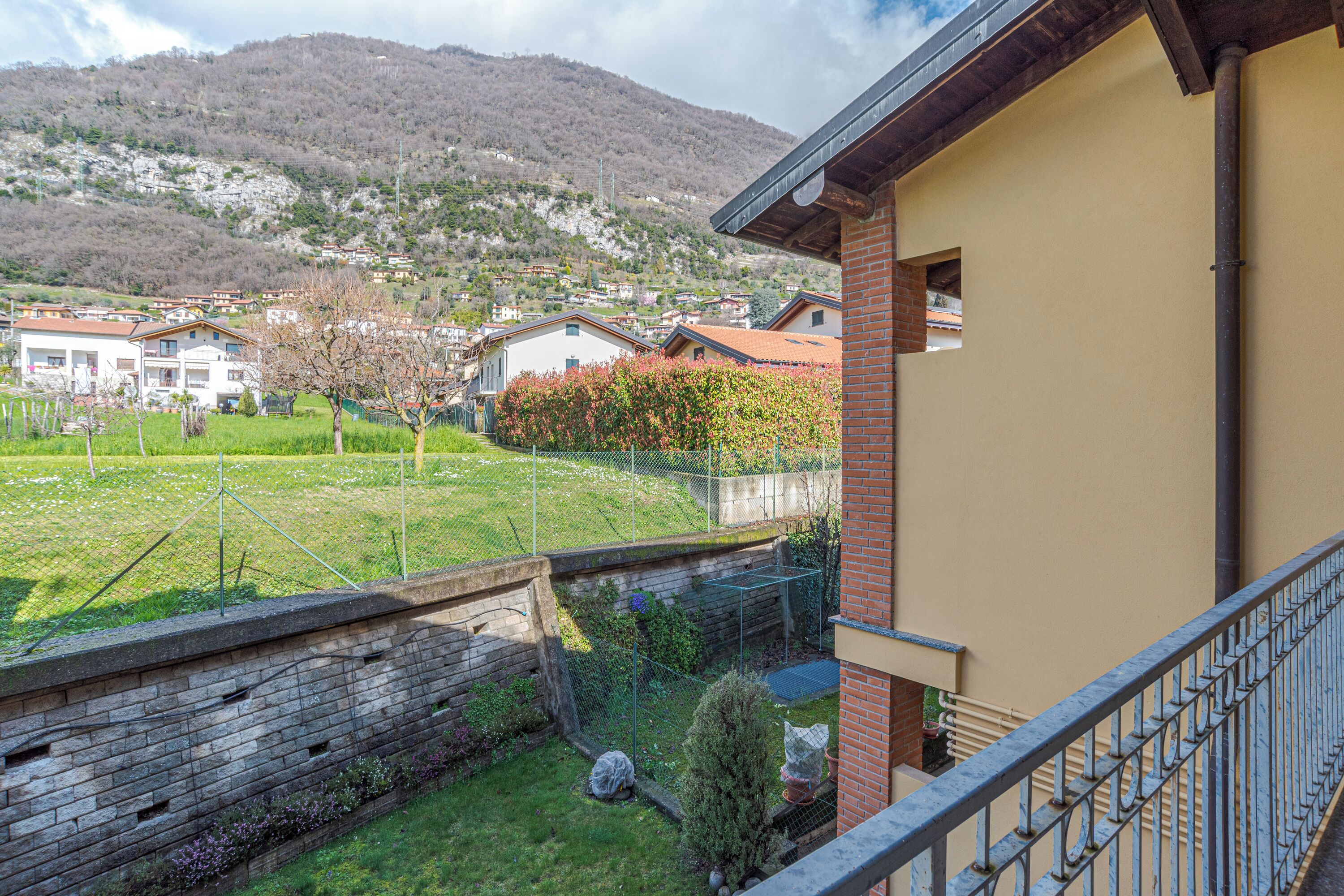 Family House, Multiple Bedrooms, 2 Bathrooms (Lenno Glamour) | Property grounds