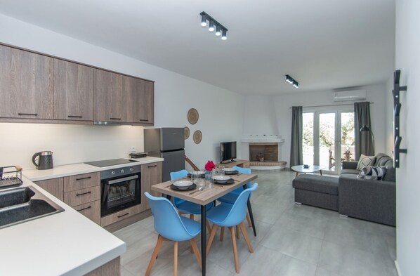 Kjøleskap, ovn, kaffetrakter/tekoker og brødrister