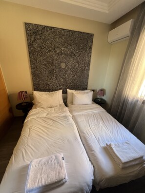 2 Schlafzimmer, Schreibtisch, Bügeleisen/Bügelbrett, Reisekinderbett