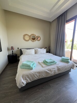 2 soverom, skrivebord, strykejern/-brett og reiseseng for barn