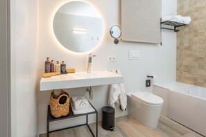 Rom – superior, 1 queensize-seng, utsikt mot vingård | Bad | Regndusjhode, håndklær, såpe og sjampo