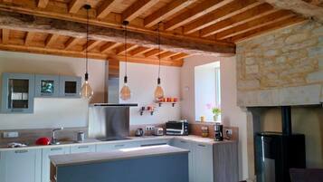 Een koelkast, een microgolfoven, een oven, een kookplaat