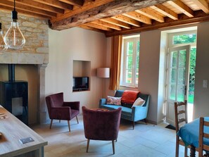 Smart TV, chimenea y libros 