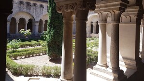 An architectural view of a courtyard with columns and arches, a stone building in the background, and a well-maintained garden. - La Calade, in the heart of Provence Country Club (Saumane-de-Vaucluse)