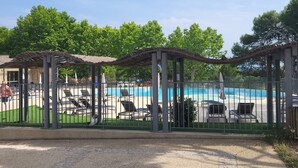 A covered outdoor area with a pool, lounge chairs, and a pergola structure. - La Calade, in the heart of Provence Country Club (Saumane-de-Vaucluse)