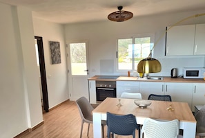 Kühlschrank, Mikrowelle, Herdplatte, Wasserkocher mit Kaffee-/Teezubehör
