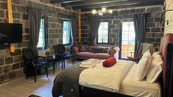 Luksus-dobbeltrom, fjellutsikt | Wi-fi (inkludert) og sengetøy