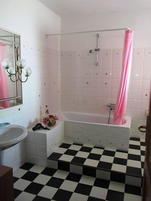 Basic Double or Twin Room | Bathroom | Free toiletries, hair dryer, bidet, soap - B&B La Reale (Stintino)