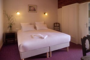 Quarto casal standard, para não fumantes, sacada | Escrivaninha, espaço de trabalho para notebook, Wi-Fi de cortesia