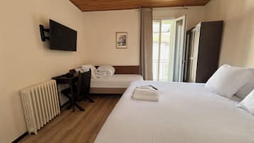Habitación triple estándar, no fumadores, balcón | Escritorio, espacio para trabajar con un portátil, wifi gratis