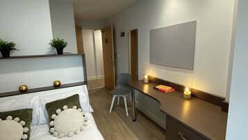 Habitación | 1 habitación, escritorio y espacio para trabajar con laptop