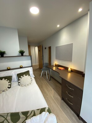 1 bedroom, desk, laptop workspace, free WiFi - Vitality Hotels  (Birmingham)