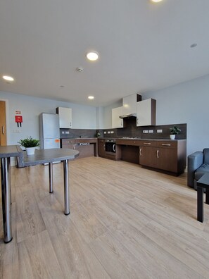 客房 | 公共廚房 | 電冰箱、微波爐、烤箱、烤麵包機