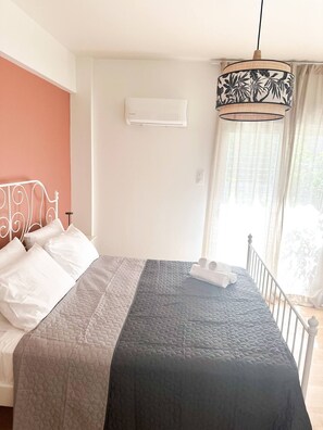 1 Schlafzimmer, Schreibtisch, Bügeleisen/Bügelbrett, Reisekinderbett