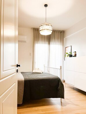 1 habitación, escritorio, tabla de planchar con plancha y cuna de viaje 