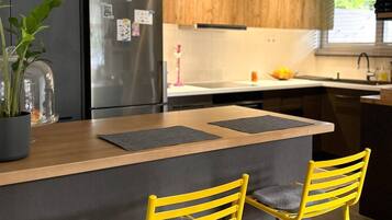 Fridge, oven, stovetop, dishwasher