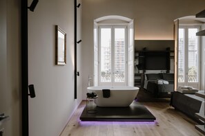 ห้องลักซ์ชัวรี่ | เครื่องนอนระดับพรีเมียม, เตียงเมมโมรีโฟม, ห้องเก็บเสียง