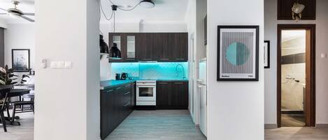Refrigerador, horno, parrilla de estufa y cafetera y tetera
