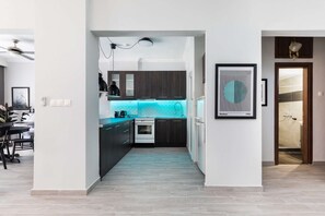 Kylskåp, ugn, spishäll och kaffe- och tebryggare