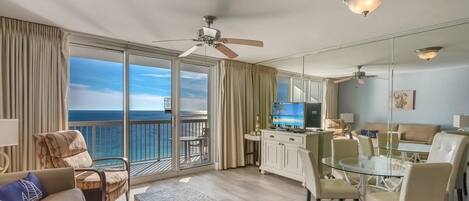 Condo, 1 phòng ngủ | Khu phòng khách | Smart TV, dịch vụ stream