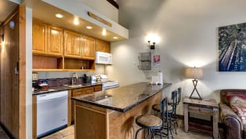 Studio | Private kitchen | Fridge, oven