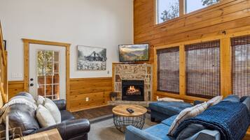 Cabaña, 3 habitaciones | Área de sala de estar | Smart TV