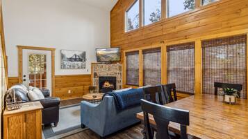 Cabaña, 3 habitaciones | Área de sala de estar | Smart TV