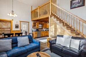Living area - Blue Hawk Hideaway 3 Bedroom Cabin by RedAwning (Sevierville)