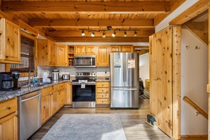 Huisje, 3 slaapkamers | Privékeuken | Een koelkast, een oven, een koffiezetapparaat/waterkoker