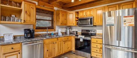 Cabin, 3 Bedrooms | Private kitchen | Fridge, oven, coffee/tea maker, toaster