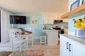 Condo, 1 Bedroom | Dapur peribadi | Peti sejuk, ketuhar, pembancuh kopi/teh 