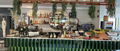 Café da manhã com buffet grátis todos os dias