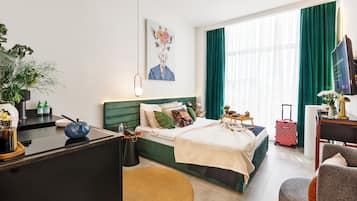 Rom – deluxe, kjøkken | Allergitestet sengetøy, minibar og safe på rommet