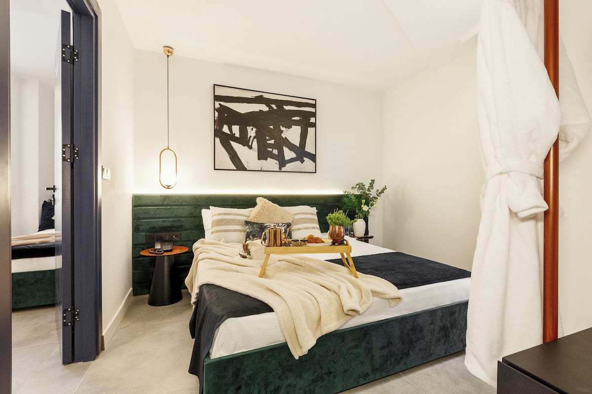 Superior driepersoonskamer | Hypoallergeen beddengoed, een minibar, een kluis op de kamer