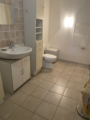Dusche, Bidet, Handtücher