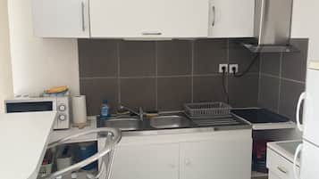 Réfrigérateur, micro-ondes, plaque de cuisson, cafetiÚre/bouilloire