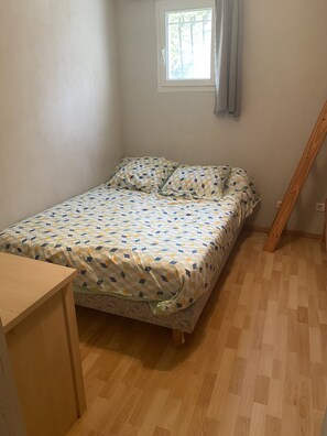 2 bedrooms, bed sheets