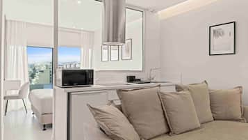 Luxury Suite | Private kitchen | Cookware/dishes/utensils