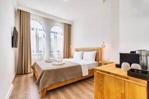 Frigobar, quartos à prova de som, Wi-Fi de cortesia, roupa de cama