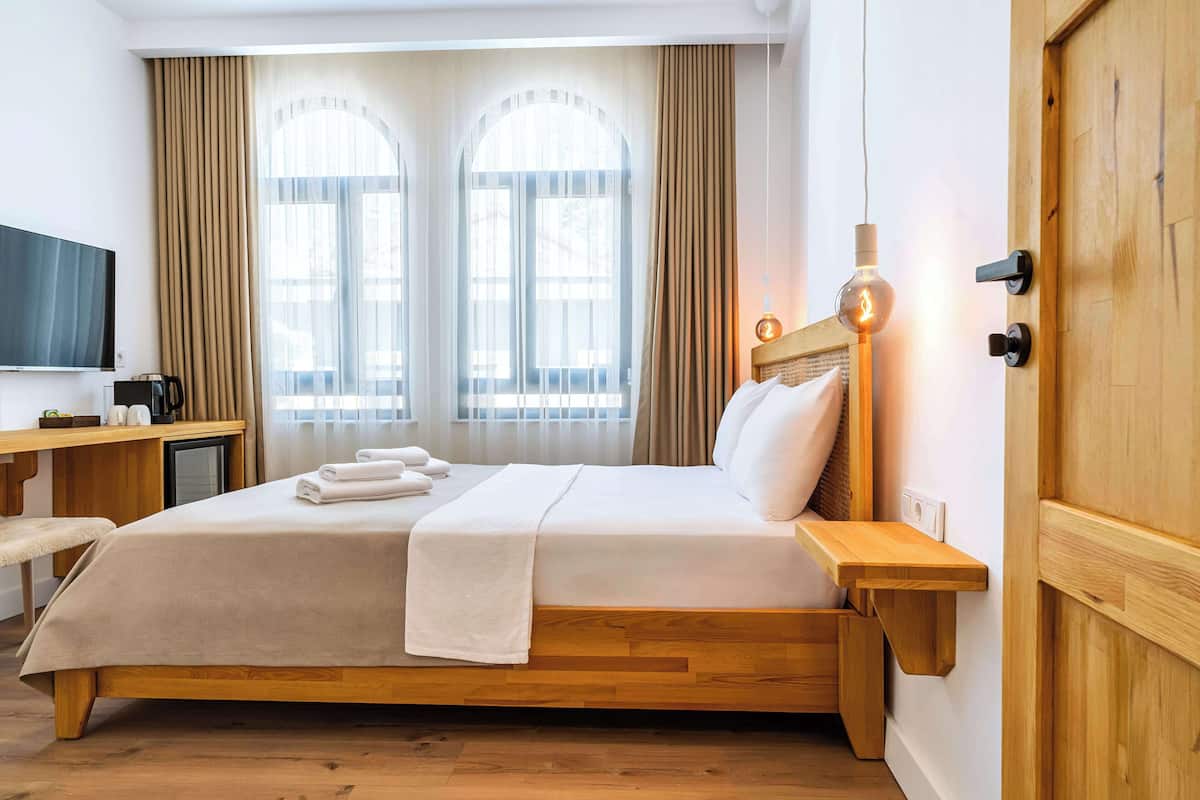 Minibar, soundproofing, WiFi (free), bed sheets