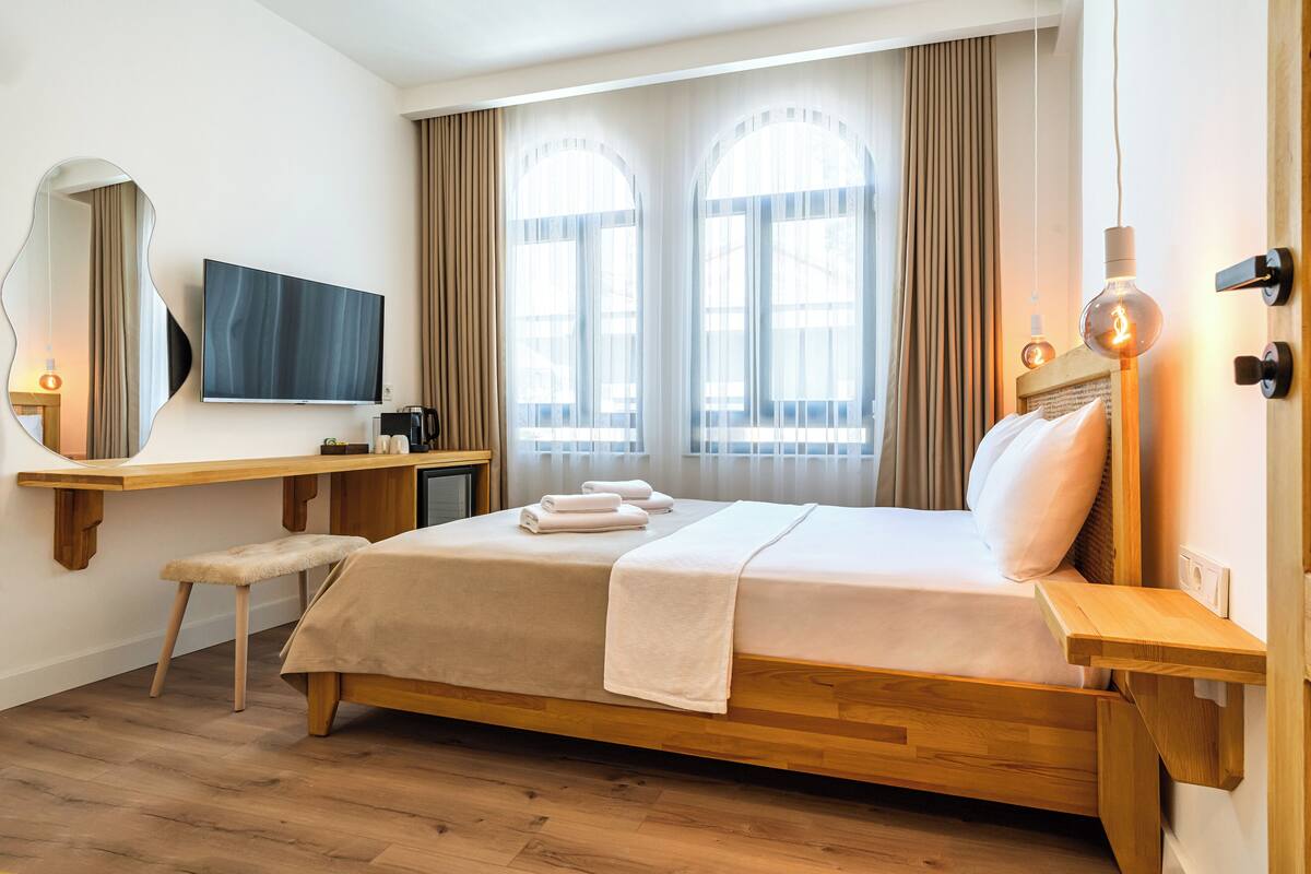 Deluxe Double Room | Minibar, soundproofing, WiFi (free), bed sheets