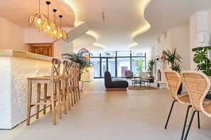 43-英寸智能电视（配备数码频道）、Netflix、流媒体服务