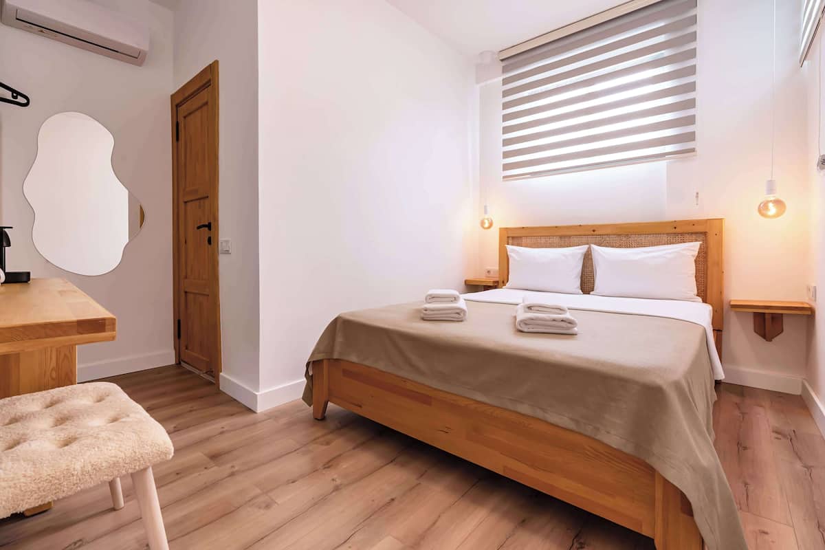 Minibar, soundproofing, WiFi (free), bed sheets