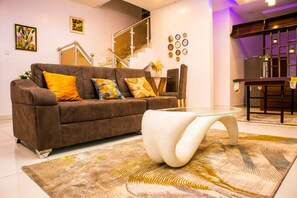 House | Living area | TV - Ajah - Duplex - Sleeps 4 - Pool - Parking (Lekki)