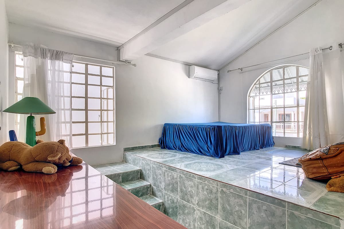 3 habitaciones, muebles diferentes y espacio para trabajar con laptop