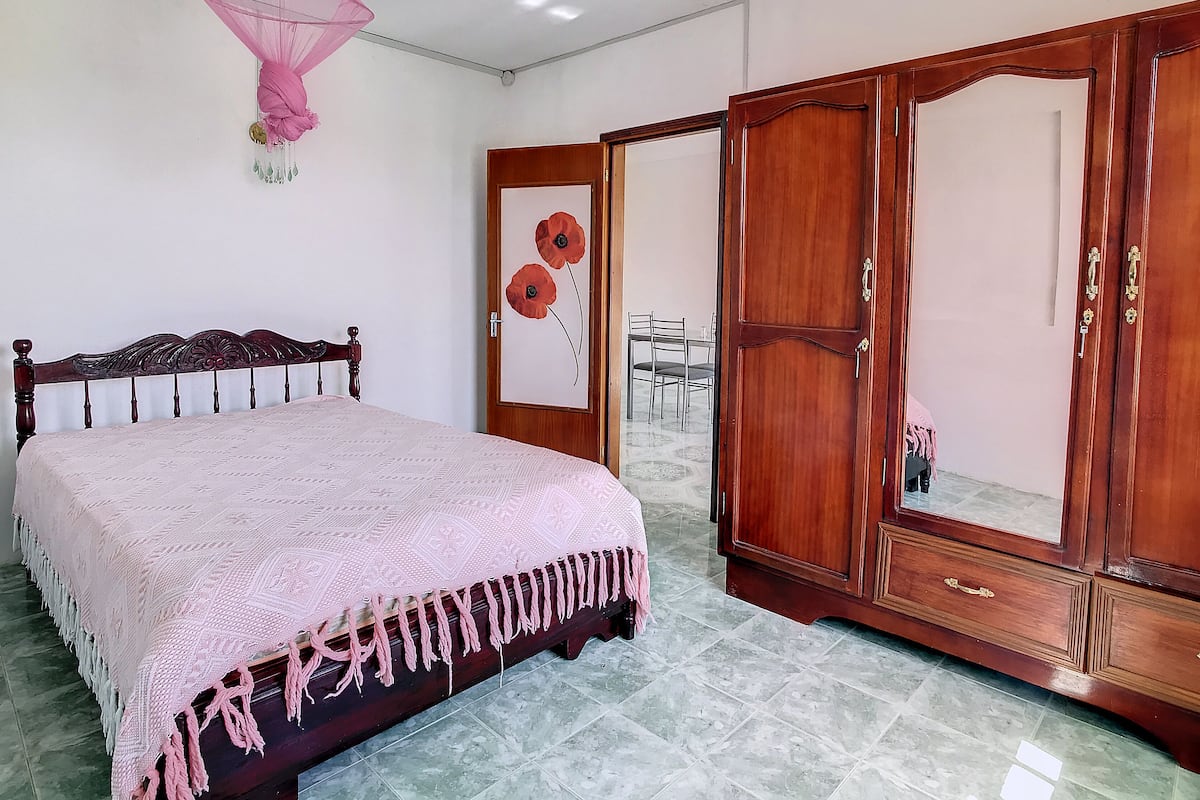 3 habitaciones, muebles diferentes y espacio para trabajar con laptop