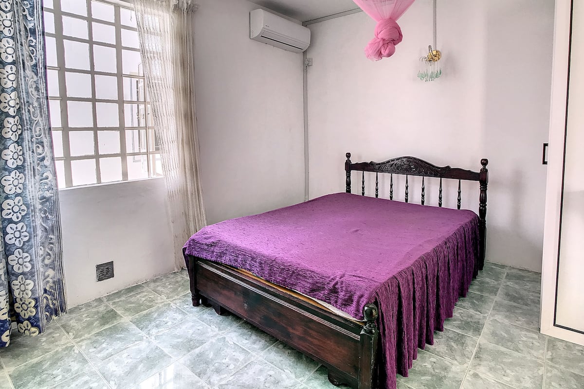 3 habitaciones, muebles diferentes y espacio para trabajar con laptop