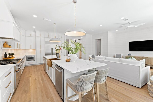 Kühlschrank, Mikrowelle, Ofen, Geschirrspüler